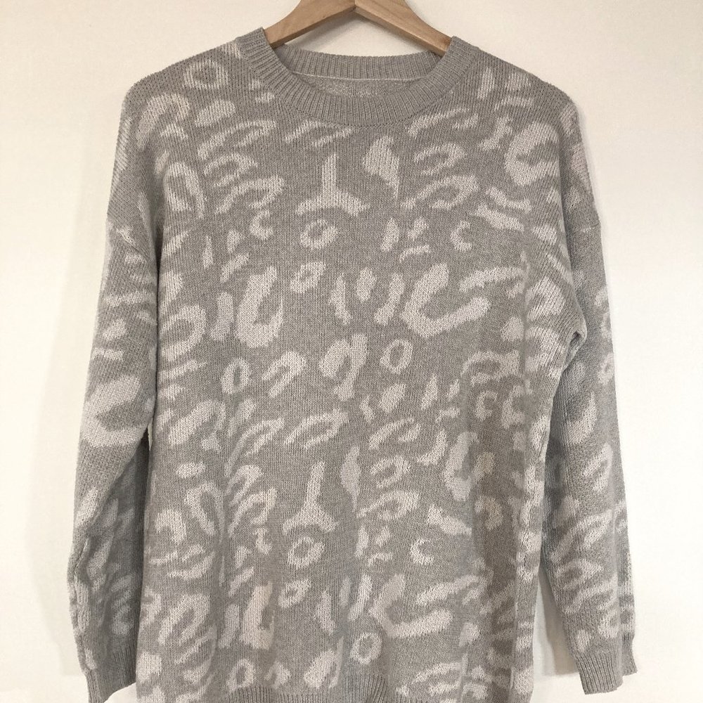 Grey and white animal print sweater (Vestidos)